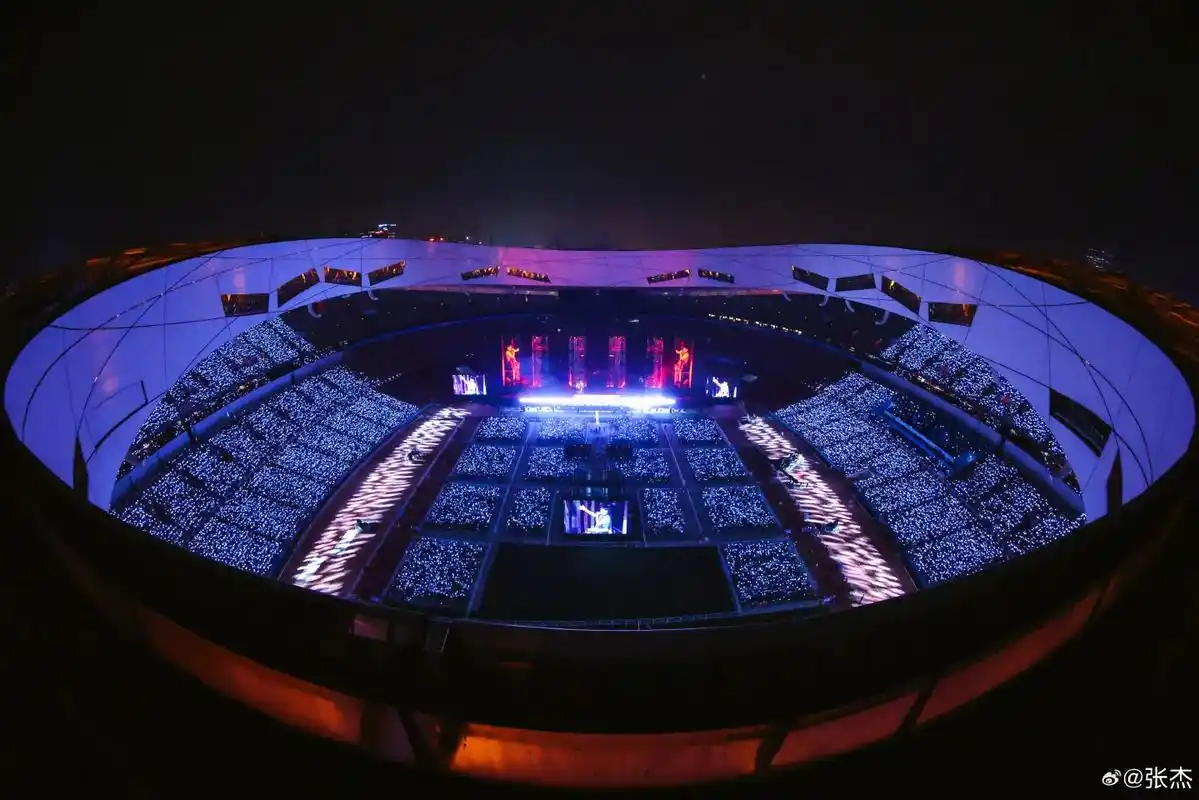 奔赴一场青春的约定 你在舞台 我在星海.你的第八十五场演唱会 - 抖音