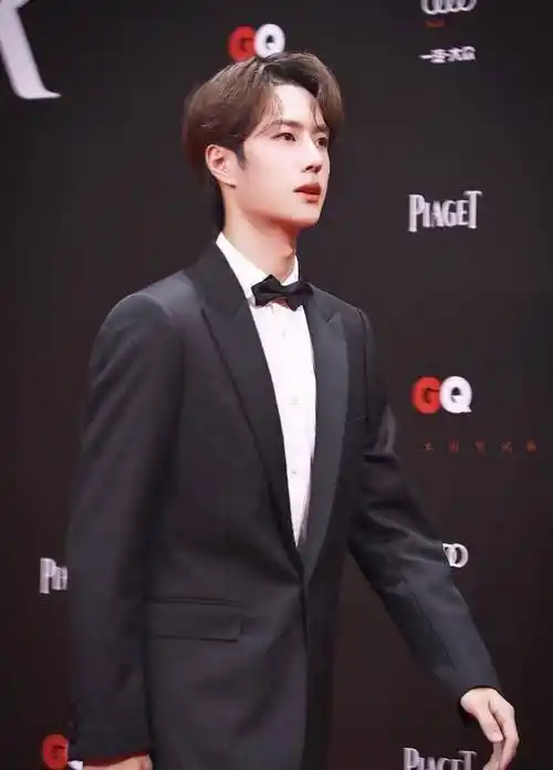 去年王一博穿西装走红毯,今年被送到村里挖藕!