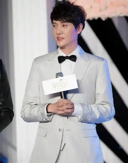 冯绍峰年轻时候的照片大家见过吗?温润如玉的翩翩公子