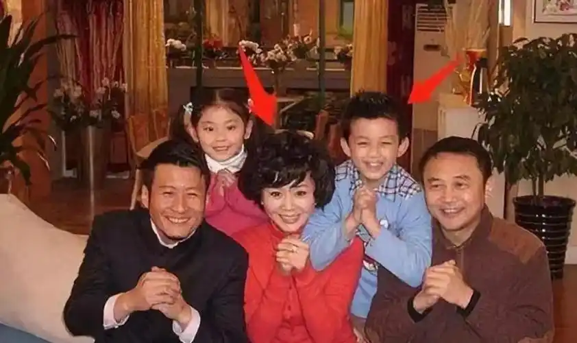 吴磊"父亲"孙兴,今模样大变无人识,娶万人迷回家却凭实力变糊