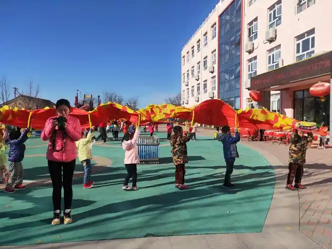 杨镇中心幼儿园宝贝们的"舞龙"精彩表演