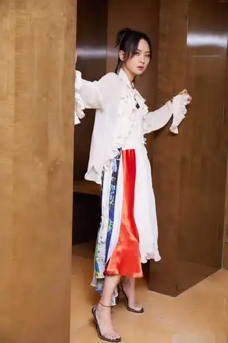 周笔畅的鞋薄得惊人!站在草坪上竟然被淹没了?和光脚有啥区别!