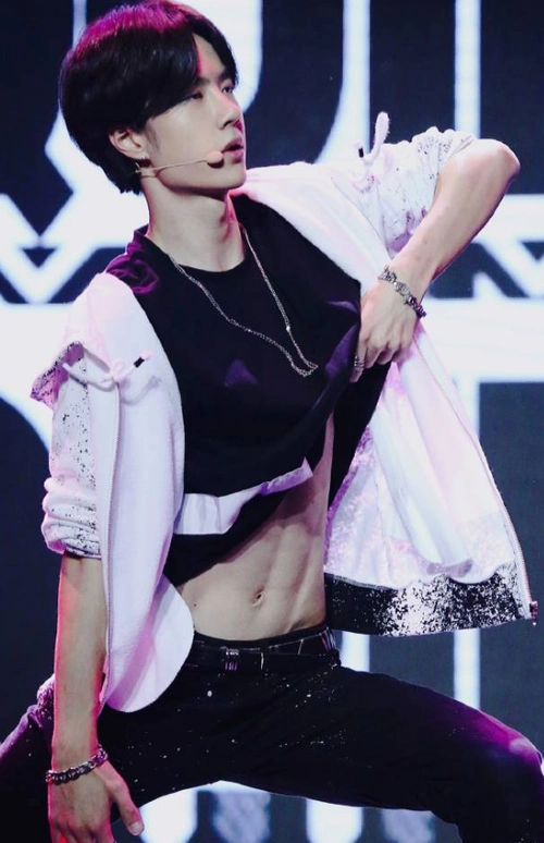 "抠鼻"动作被捕捉,公众人物被嘲不雅观,他真的不如肖战?