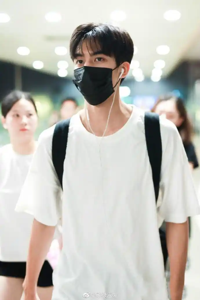 宋威龙口罩遮面穿白色t恤现身机场,是一个清爽帅气的白衣少年!