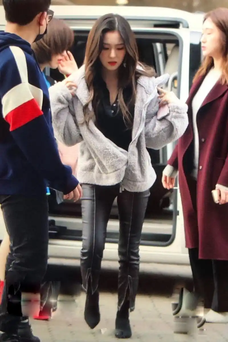 韩国女神裴珠泫,大胆穿紧身皮裤,小个子帅起来不得了!