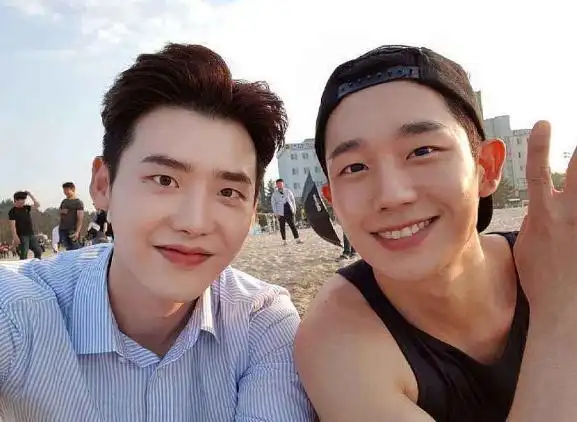 李钟硕和谁合照都很官方,唯独和图6一起,颜值不相上下啊!