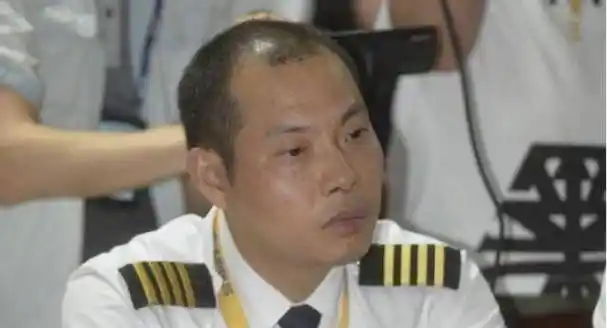 原创国航首位女机长民航一枝花王峥