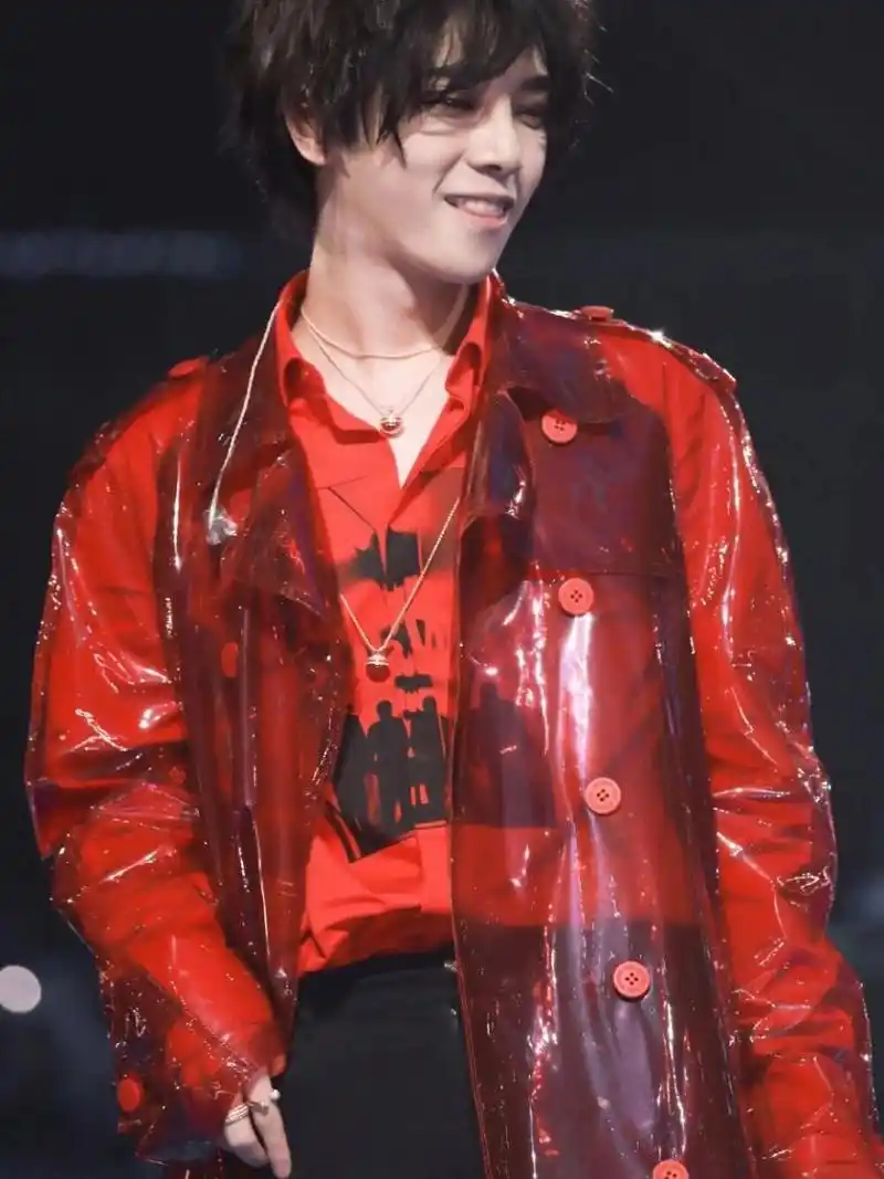 华晨宇飒飒系列壁纸 华晨宇飒飒系列壁纸,每一张都那么撩人,心已被