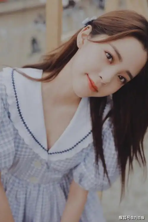 欧阳娜娜!这少女感都快溢出来了,蓝白格子裙太适合她了