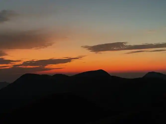 太阳在山腰处微微崭露天呐徒步累算什么这一刻人生只有美好世界只有