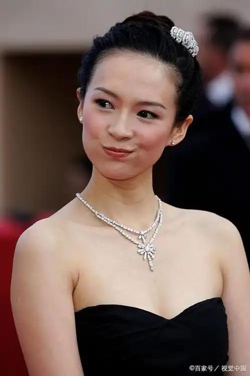 出生于1979年的章子怡也已经40岁了,在这个年龄怀二胎也算是高龄产妇