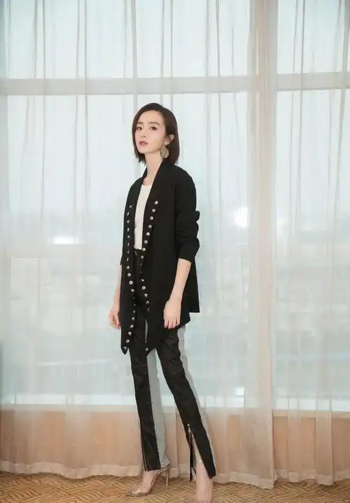 胡冰卿这时尚真不懂,流苏半身裙不伦不类,高跟鞋搭白袜子够抢镜|西装