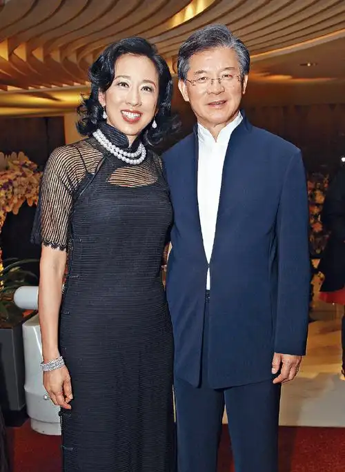 朱玲玲携夫出席晚宴两人搂腰合照很恩爱74岁罗康瑞已满头白发