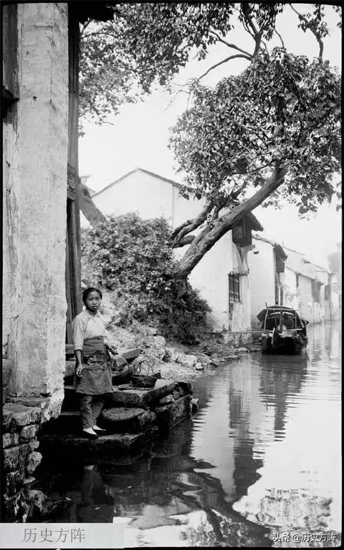 民国时期,原生态的江南水乡水路发达,河边的姑娘是一道亮丽风景