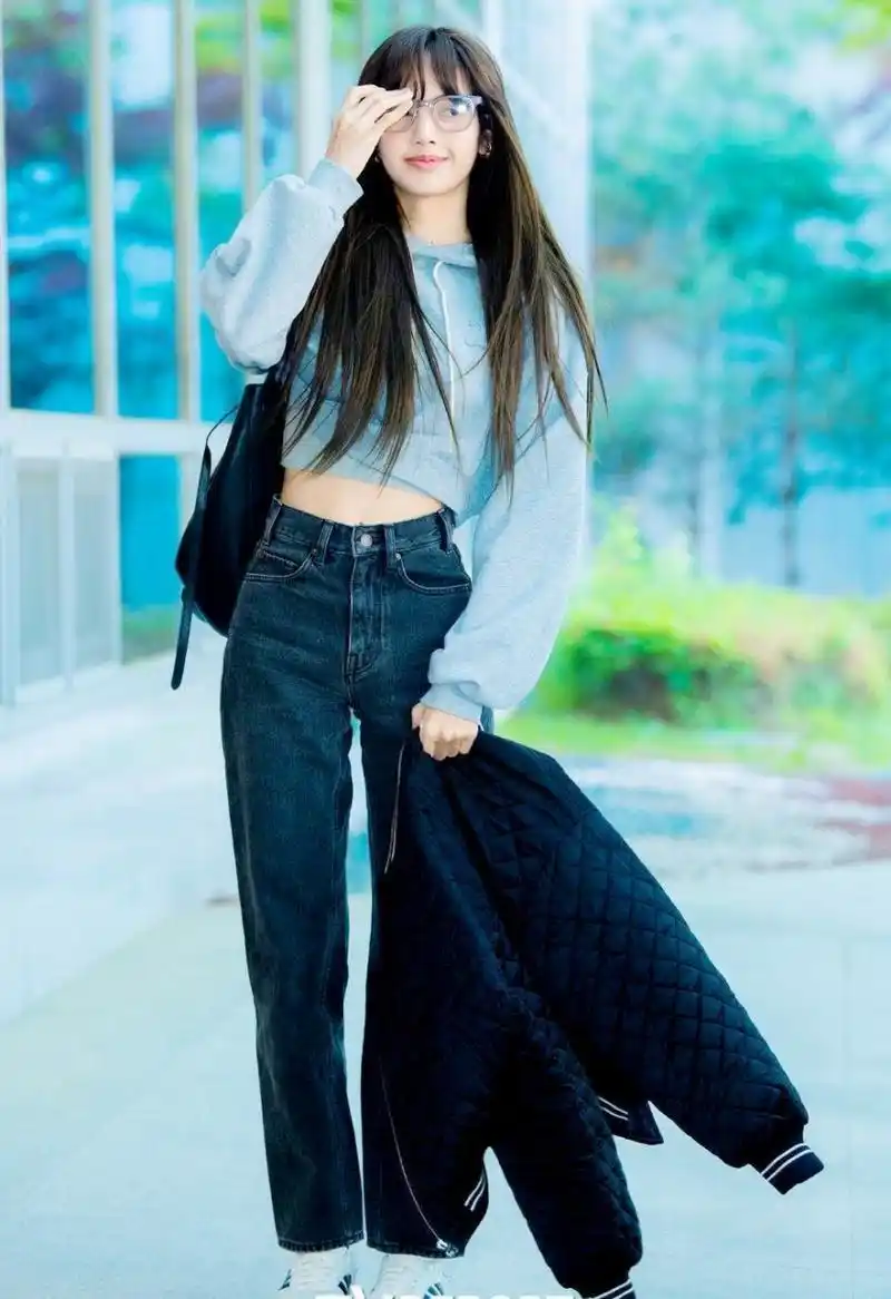 lisa机场街拍,素颜也很好看!