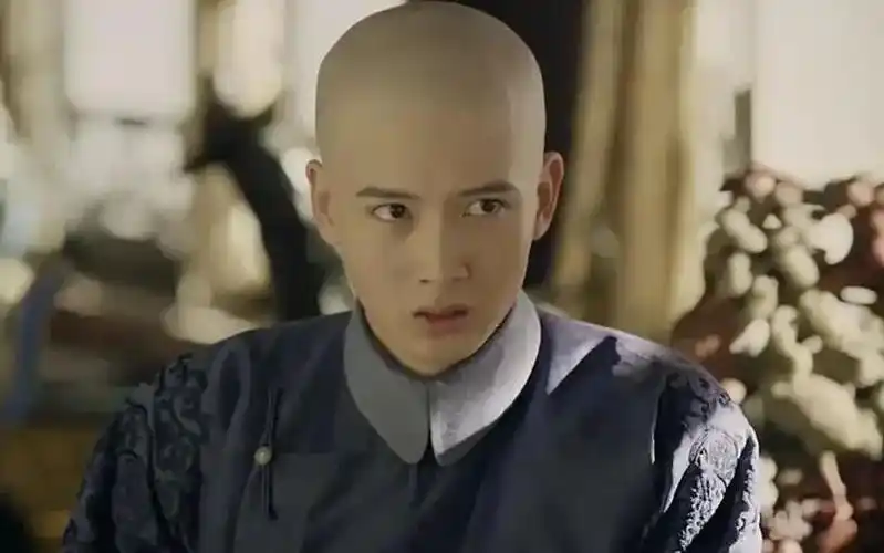 这里我找来了他之前参演的电视剧处女座《延禧攻略》中五阿哥永琪的