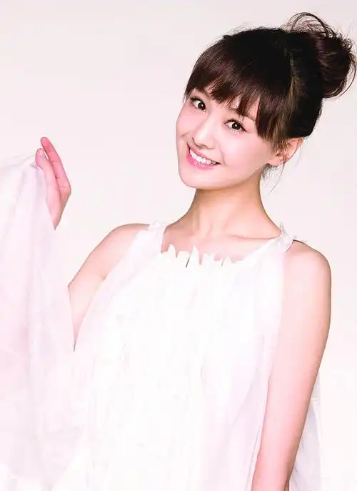 如何看待郑爽在参加优酷活动时素颜出镜,并且拿纱布遮住自己的眼睛?