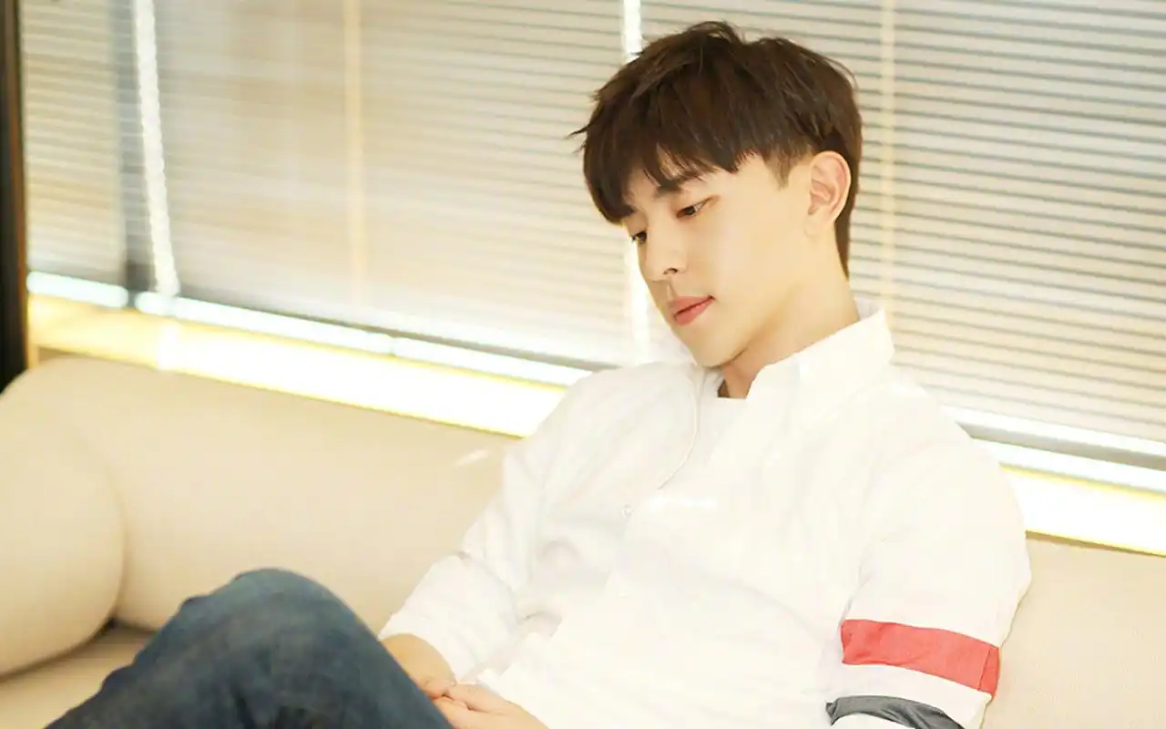 邓伦帅气迷人居家写真图片桌面壁纸高清大图预览1920×1200_大陆明星