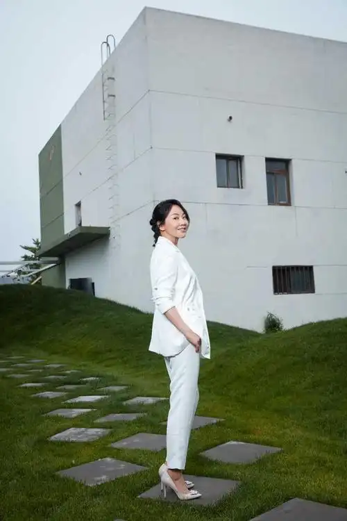 54岁蒋雯丽身材还很饱满穿白色西装配紧身牛仔裤时髦又高级