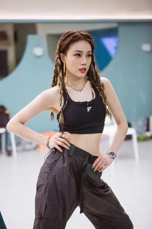 容祖儿《乘风破浪》惊喜返场 粤语开唱《信自己》 舞台魅力满分__凤凰