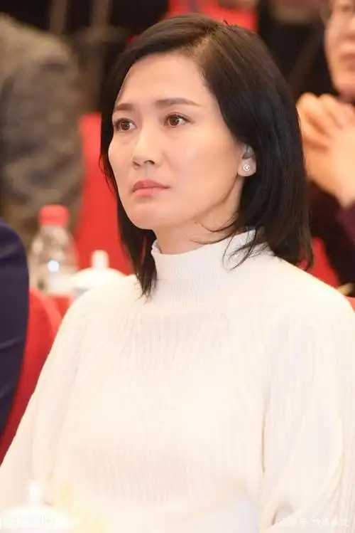 恭喜!54岁侯勇小20岁娇妻疑怀孕,身材圆润颜值高比前任上镜