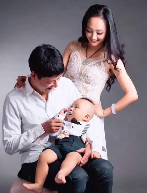 47岁于震晒全家福庆生二婚娇妻抱娃出镜和6个子女同框好温馨