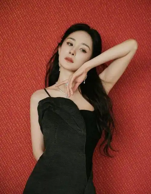 超养眼杨幂黑色吊带礼服写真