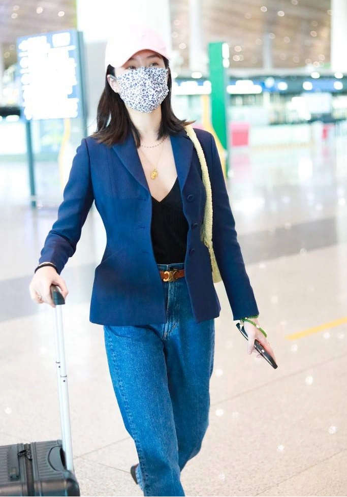 1/ 12 杨采钰现身北京机场,藏青色西装 黑色v领针织衫 牛仔裤,复古