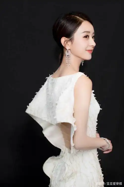 32岁赵丽颖产后复出,一袭纯白鱼尾长裙,根本看不出已是孩子妈