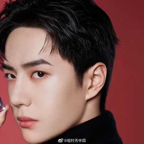 植村秀全球品牌代言人@uniq-王一博的瞩目武器就是——植村秀全新方管