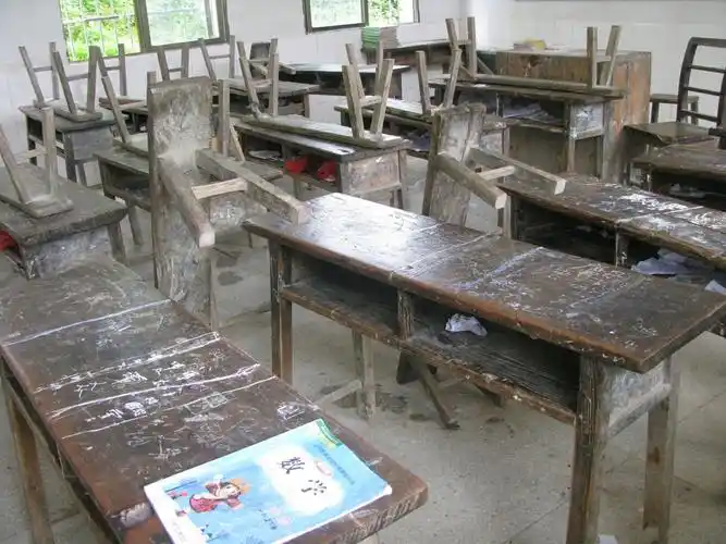 省农发行双林学校献爱心,教室旧貌换新颜,人人用上新课桌椅!