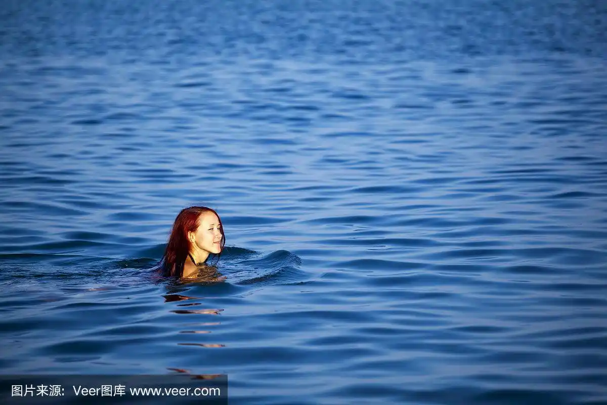 在海里游泳的年轻女子