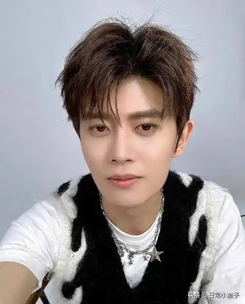 任嘉伦颜值爆表!无袖自拍照惊艳社交媒体,网友疯狂点赞!