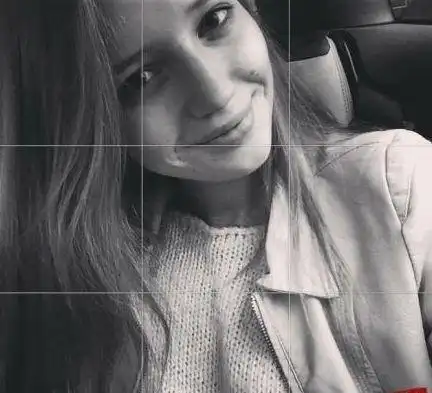 地铁歪头美女走红 网友大赞:美若天仙