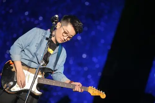 国庆中秋佳节已过半,著名内地歌手金志文的"抖腿神曲"《远走高飞》