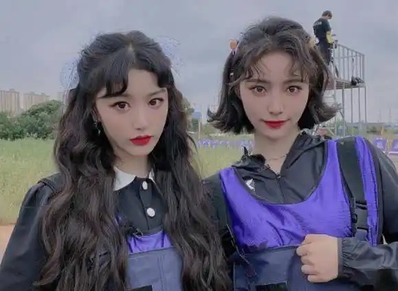 原创孔雪儿许佳琪成闺蜜跳舞后又晒合影一个打扮淑女一个俏皮可爱