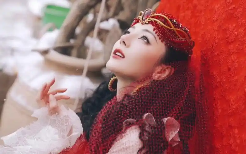 迪丽热巴春晚造型花絮来啦 民族服饰77浓颜暴击太震撼了