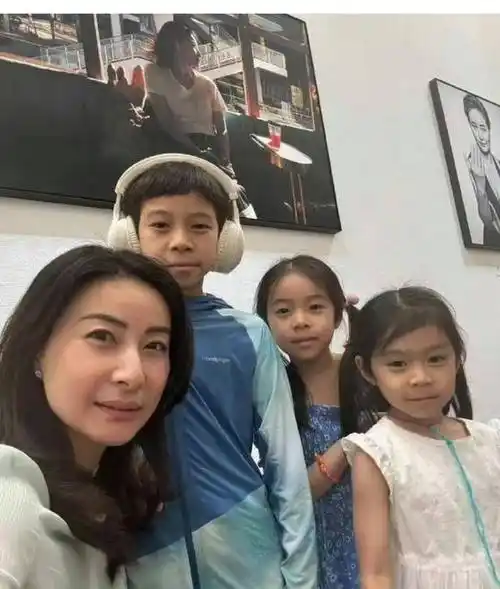 郭晶晶与老公逛展被偶遇,亲切与网友合影,背的蛇皮包不到十块钱