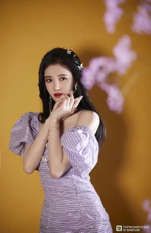 鞠婧祎美貌营销翻车?大背头露全脸似路人,头发更是少得可怜