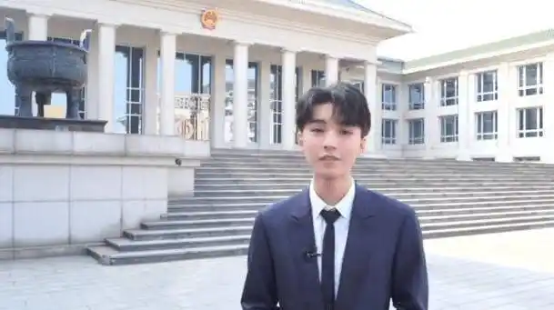 原创王俊凯再宣新身份到最高人民检察院学习新发型西装领带好气派