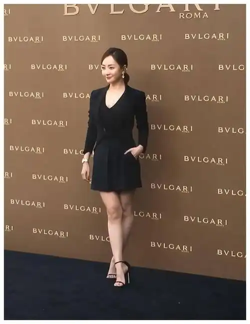 杨蓉绝美时刻身高不够身材来凑内娱最美性感花瓶