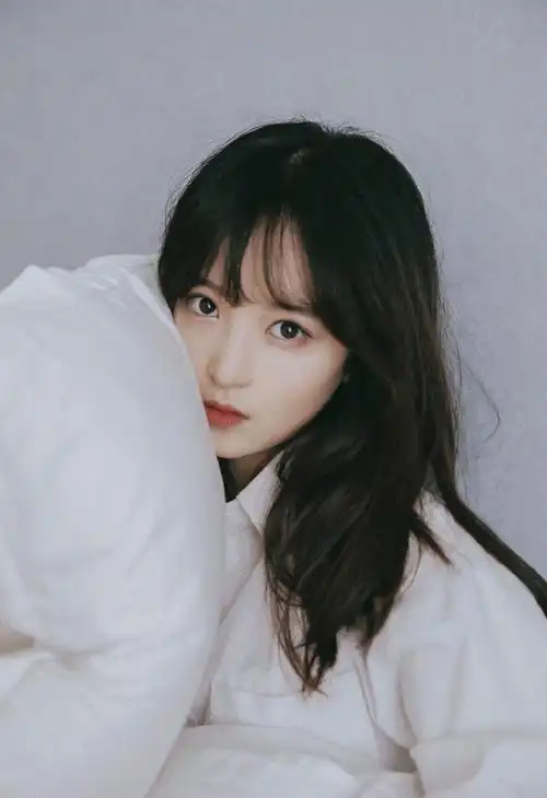 白衬衫美女性感慵懒床上写真图片