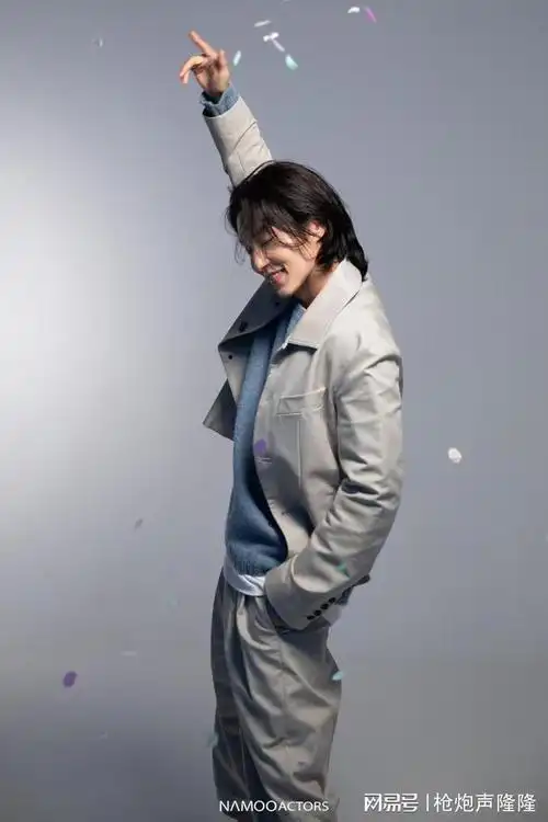 李准基近况曝光绝美长发新造型掀热议展现独一无二氛围感