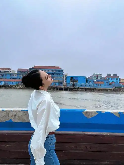 张馨予白色衬衫配紧身牛仔裤,双腿修长比例完美,简约不失时尚感