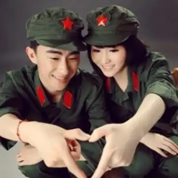 穿军装的浪漫爱情,情侣头像图片-回车桌面