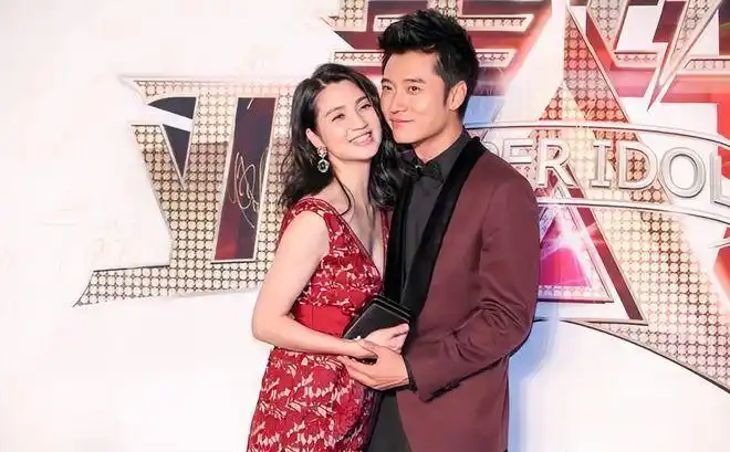 洪欣和老公同框看出气质红色镂空裙贵气有余女人味真挺浓的