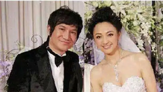 不知谁起哄,调戏她和费麒: "你们看啊,这两人长得好像,都是大眼睛高