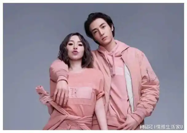 晒宝宝脚丫照! 萧亚轩小16岁前男友当爸