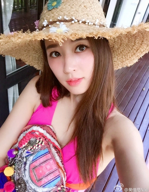 因为善于保养,以及经常运动的缘故,吴佳尼身材保持的非常好,不但有