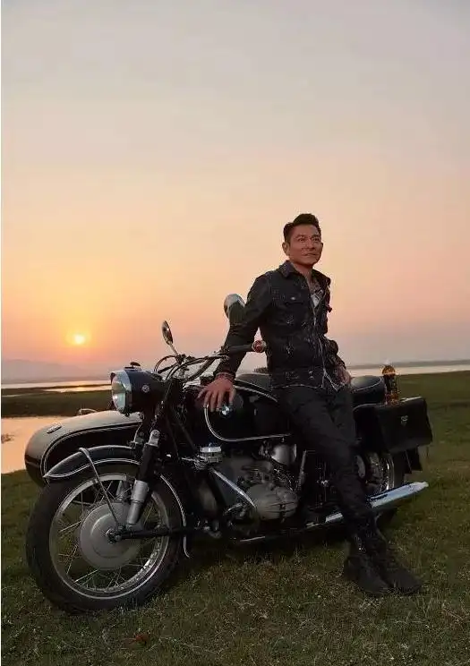 刘德华五款皮衣一款比一款酷帅梳着大背头成熟扎起丸子头俏皮